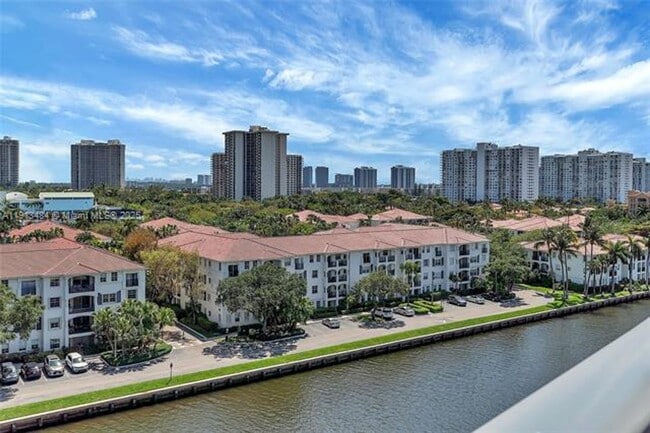 Foto del edificio - 3250 NE 188th St