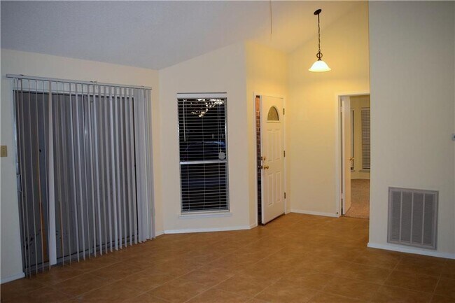 Foto del edificio - 16819 Village Oak Loop