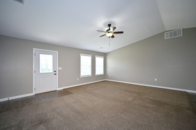 Building Photo - Nice 3 bedroom, 2 bath Duplex with 1 car g...