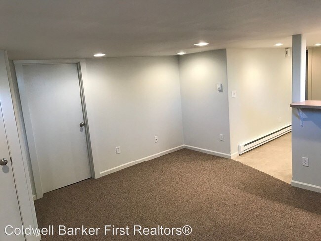 Building Photo - 2 br, 1 bath House - 336 1/2 N. Division