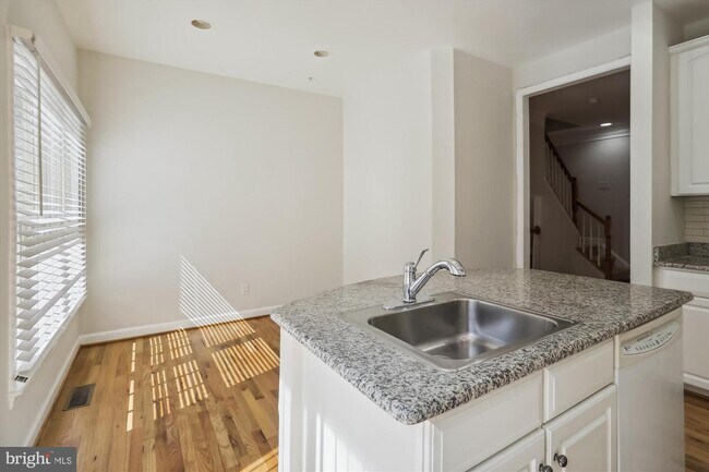 Building Photo - 514 Fallsgrove Dr