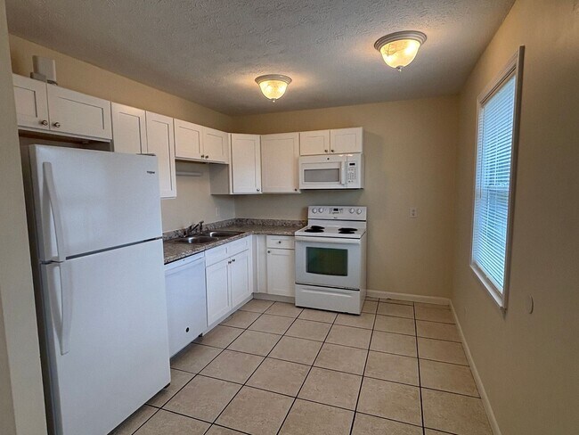 Building Photo - 1102 Frankford Ave