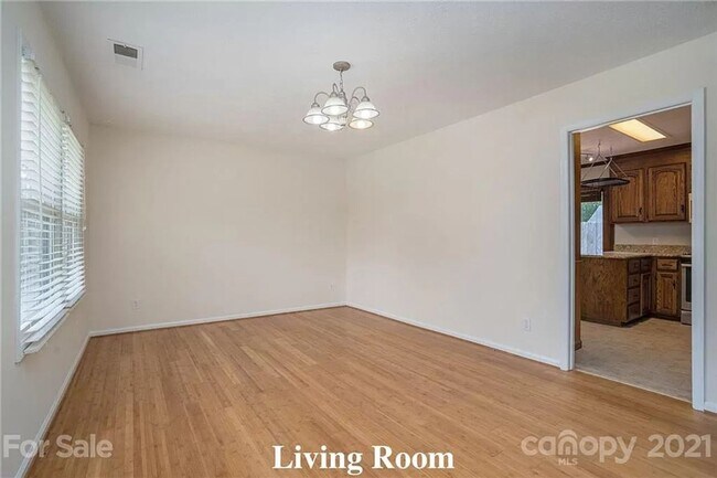 Foto del edificio - 3111 Mocking Bird Ln