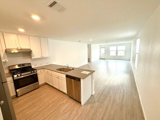 Foto del edificio - **APPLICATION RECEIVED** **MOVE IN SPECIAL...