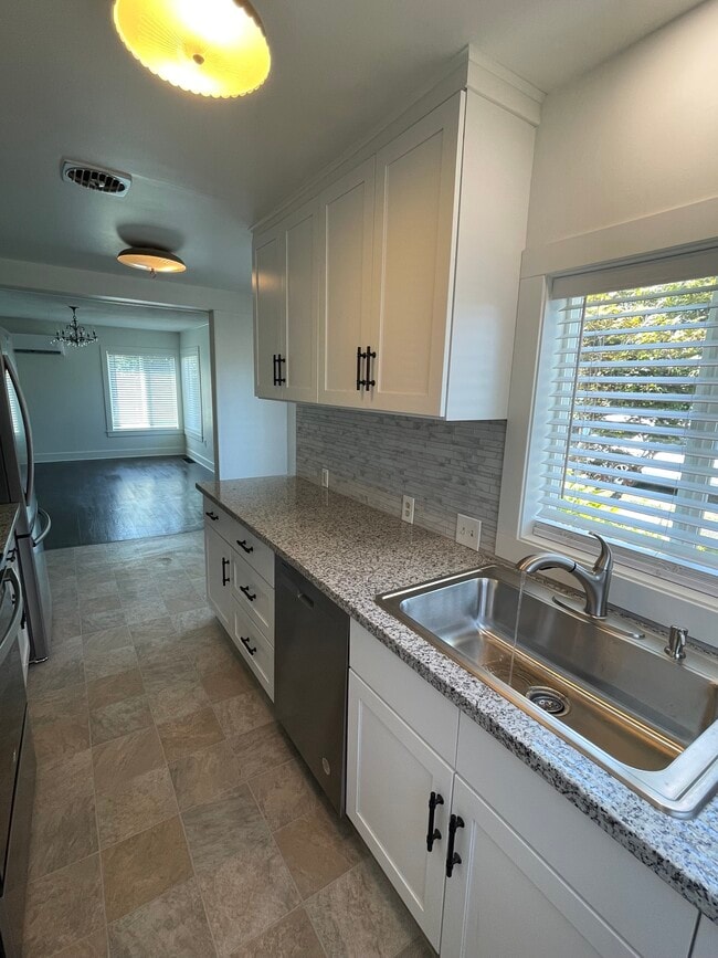 435 W Clarendon St, Gladstone, OR 97027 Townhome Rentals in Gladstone OR