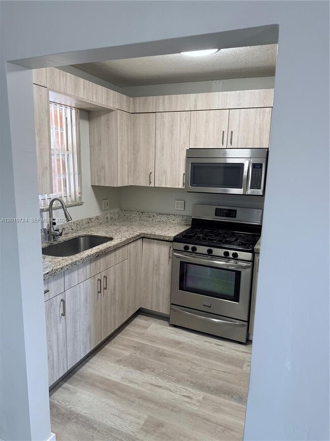 Foto del edificio - 2424 SW 12th St