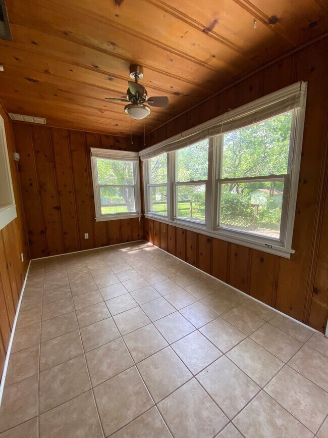 Building Photo - 3 Bed 2 Bath in Phelps Grove