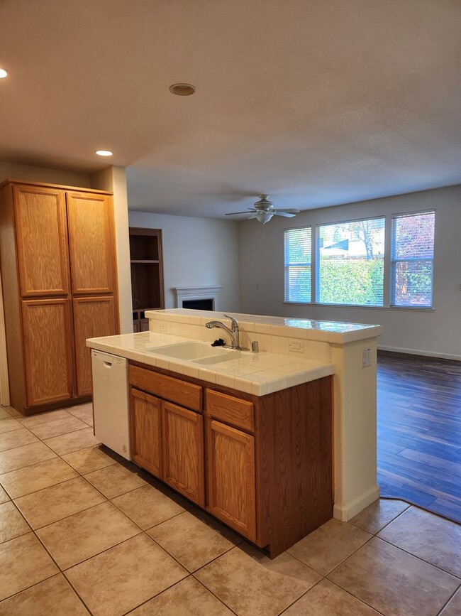 Building Photo - Folsom Parkway 3 Bdrm, 2 bath - Close to s...