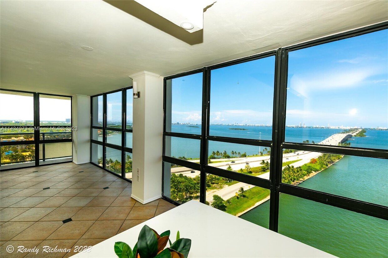 Foto principal - 600 NE 36th St