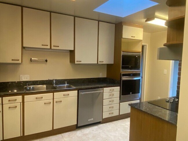 Foto del edificio - SUNNY HOME FOR RENT IN LADERA NEIGHBORHOOD