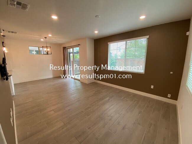 Building Photo - Elk Grove 3 Bed 2.5 Bath Beauty