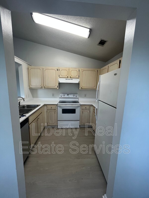 Building Photo - 910 Brett Dr