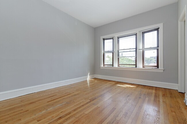 Building Photo - 4754 N Lincoln Ave