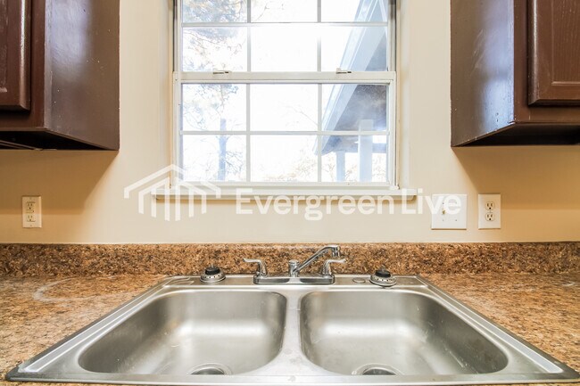 Foto del edificio - 425 Forest Grove Cir