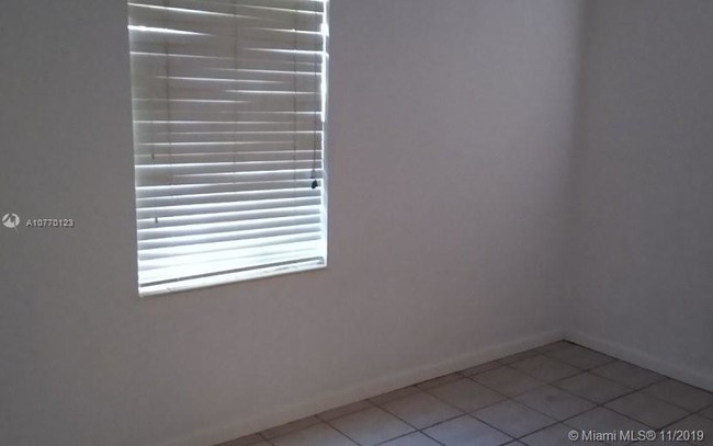 Foto del edificio - 244 SW 21st St