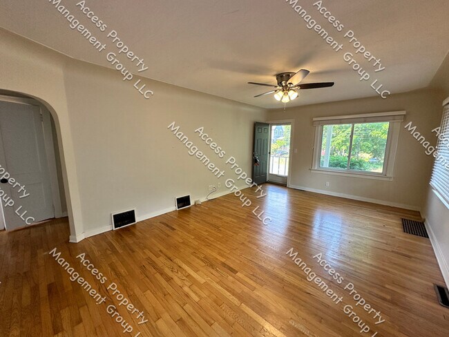 Building Photo - NW Side Updated Two Bedroom With Garage