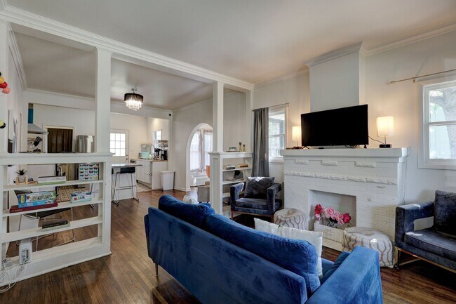 Building Photo - Fully Furnished in Owen Park!