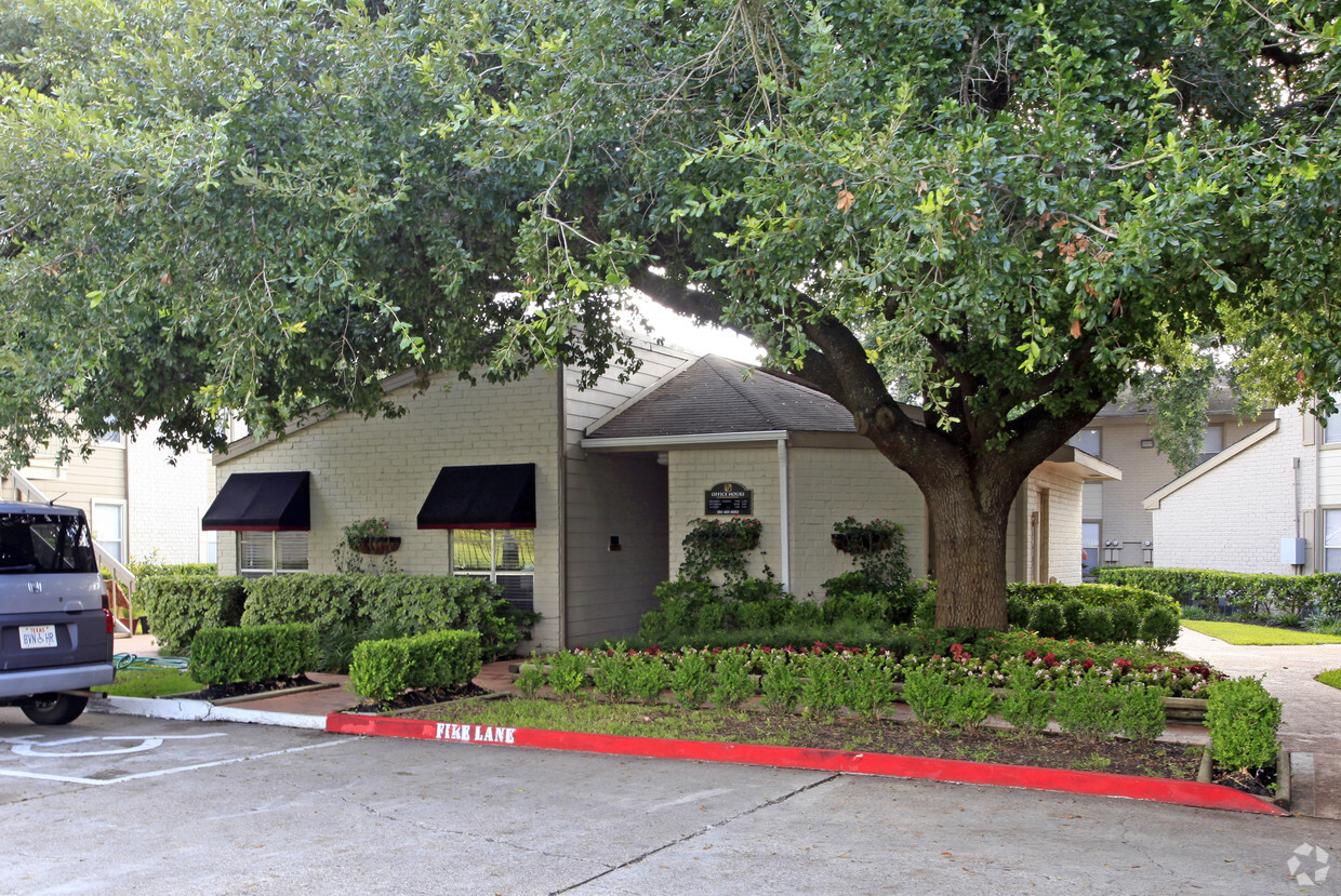 Foto principal - Pearland Village Apartments