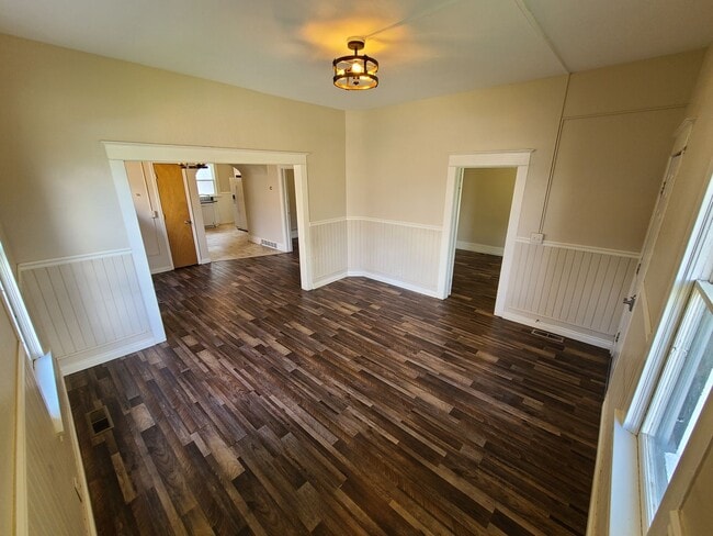 Building Photo - Sherwood Duplex and House
