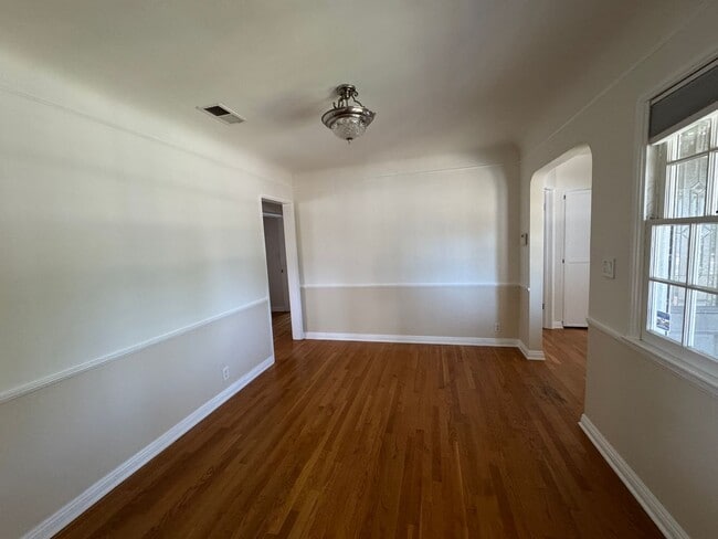Building Photo - LOVELY 4BD 1,5BA HOME W/Large Backyard