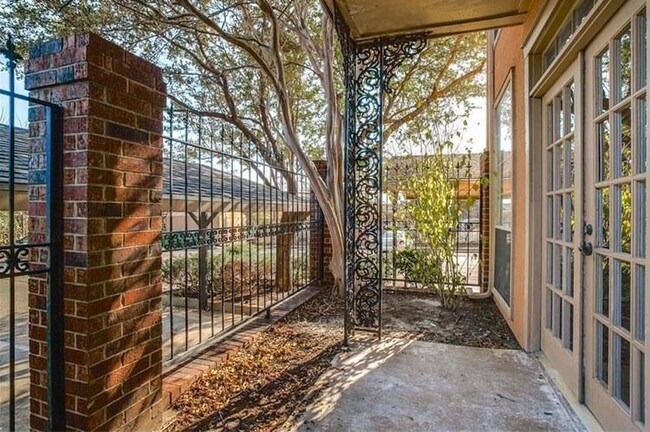 Foto del edificio - 6318 Richmond Ave