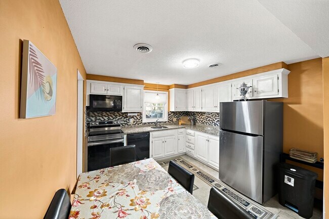 Foto del edificio - 95 Pilgrim Cir