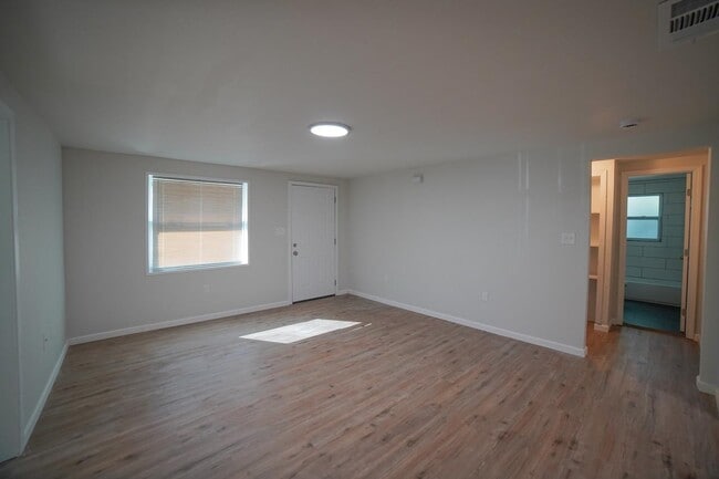 Foto del edificio - 5057 Tillie Ln