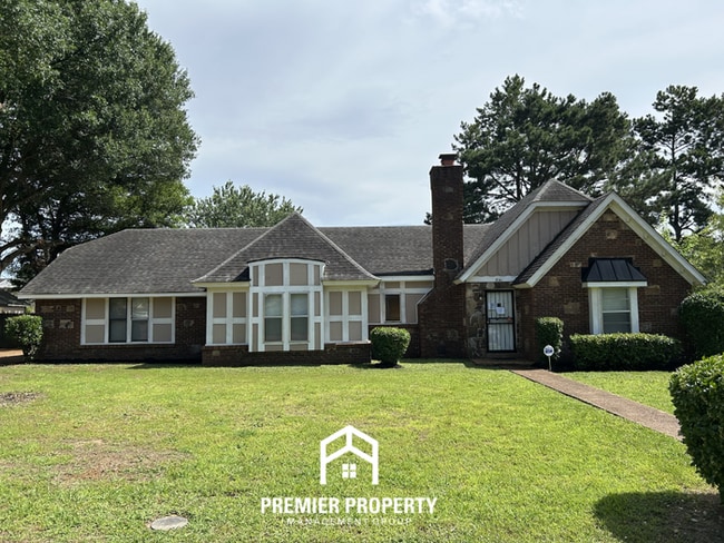 Beautiful 3BR/2BA Near Southwind | 1,681 Sq Ft, Vaulted Ceilings, Hardwood Floors & Garage - Beautiful 3BR/2BA Near Southwind | 1,681 Sq Ft, Vaulted Ceilings, Hardwood Floors & Garage House