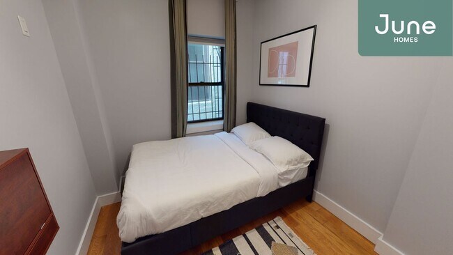 Building Photo - ROOM ONLY in 5-bed/2.5-bath Home
