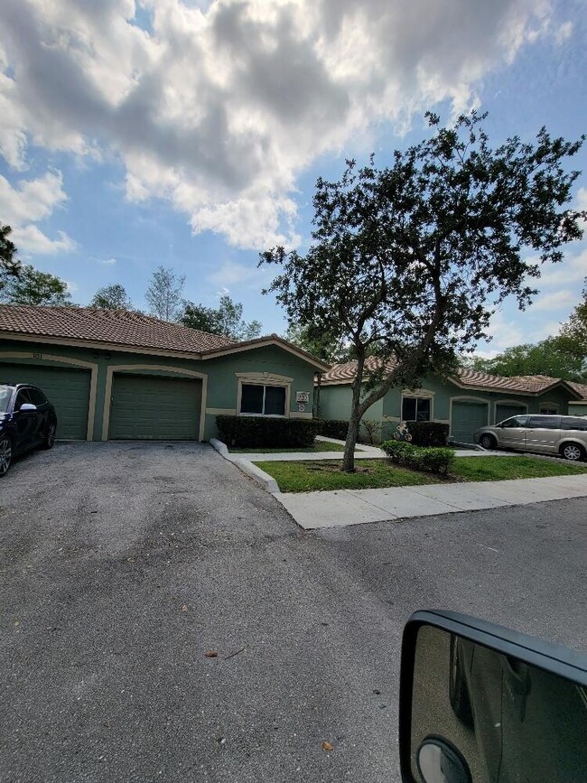 Building Photo - 220 Crestwood Cir