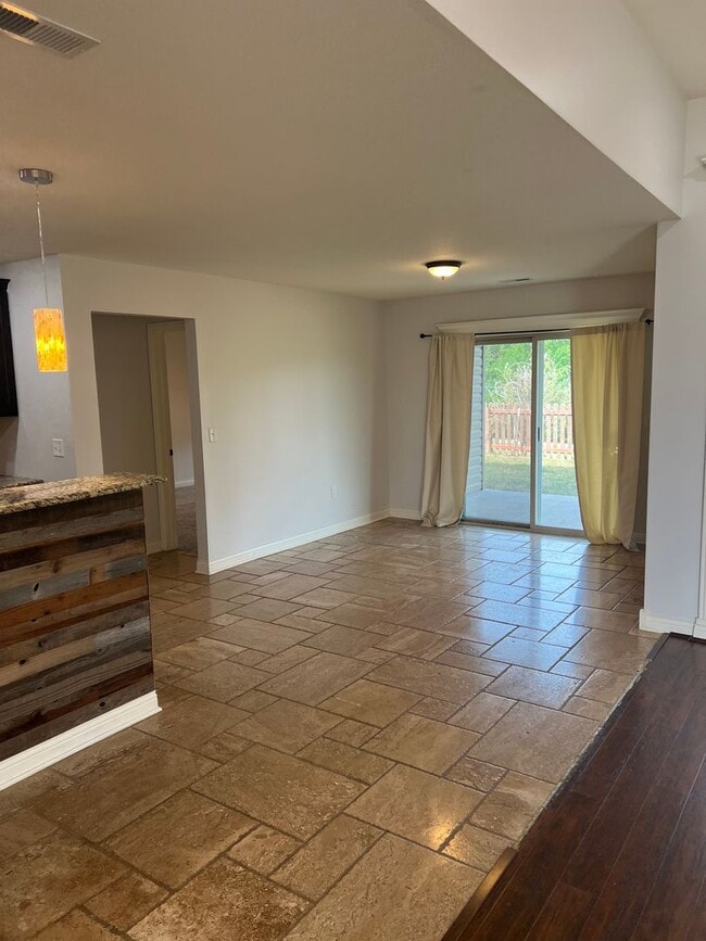 Building Photo - 3 bedroom, 2 bathroom, 2 car garage, single family home located on the south of town
