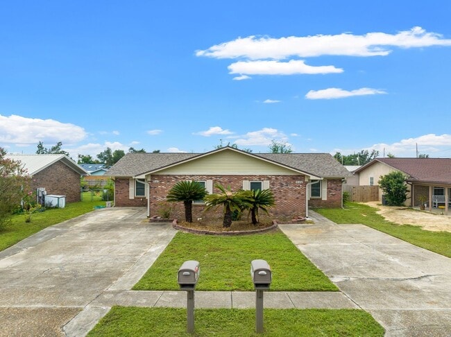 Building Photo - Charming 3Bed/2Ba Duplex Unit Convenient t...