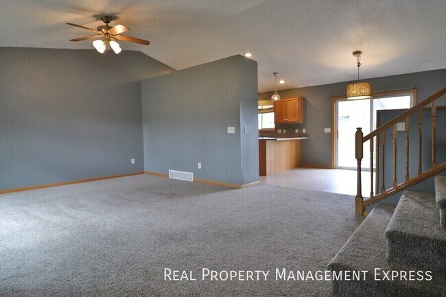 Foto del edificio - 3 Bed 2 Bath home with Double Garage