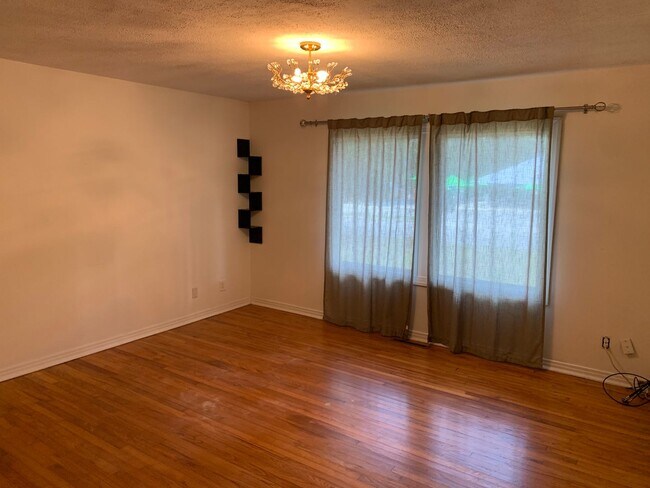 Foto del edificio - Super Cute One Level Home Across from New ...