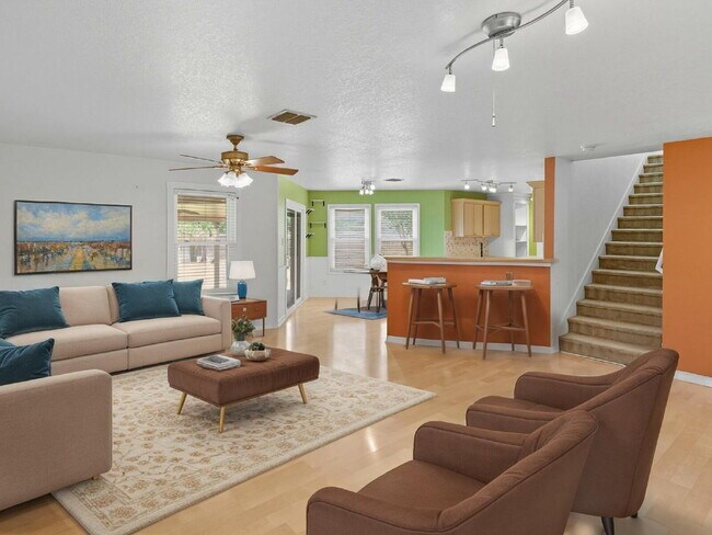 Foto del edificio - Incredible value with a **washer, dryer, refrigerator, shed, and a covered backyard with a dog run!