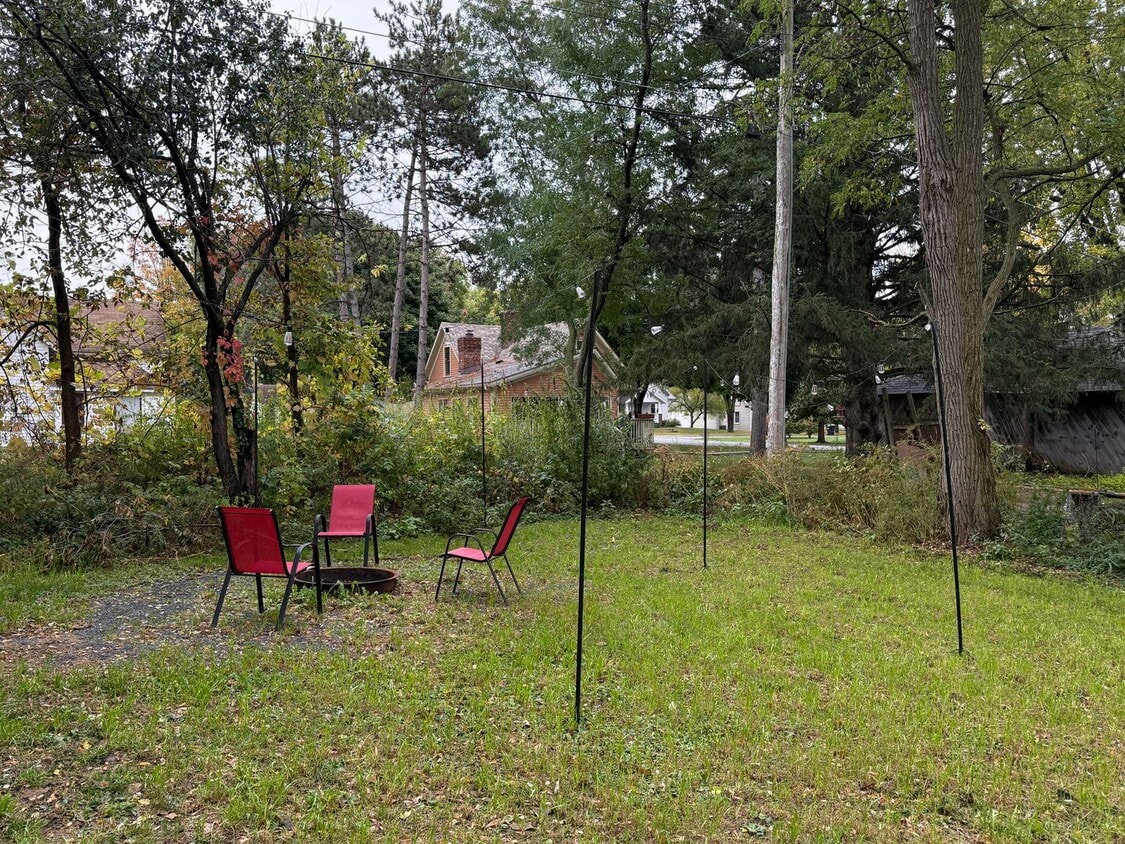 Building Photo - 1214 9th St E