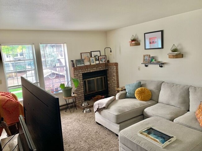 Building Photo - Great 2 Bedroom 1.5 bath Condo-Pool On site!