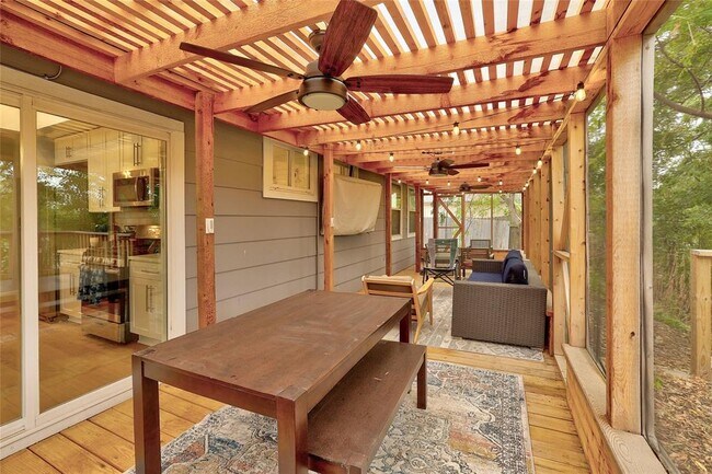 Building Photo - 5005 Mendoza Dr