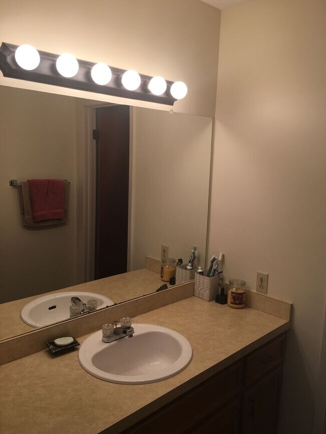 Foto del edificio - 5 BR 3 full BA House