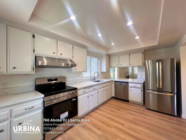 Foto del edificio - Newly Renovated 3 Bedroom Home with Community Pool and Two-Car Garage
