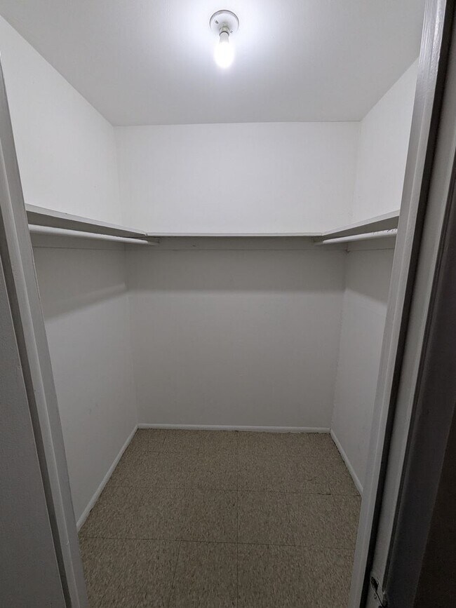 Building Photo - Lovely Condo - Northeast