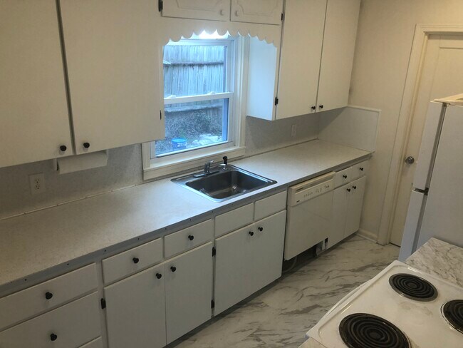 Kitchen 2 - 701 S Vassar St