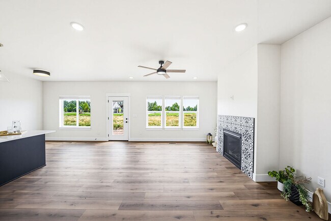 Foto del edificio - 485 E River Rd