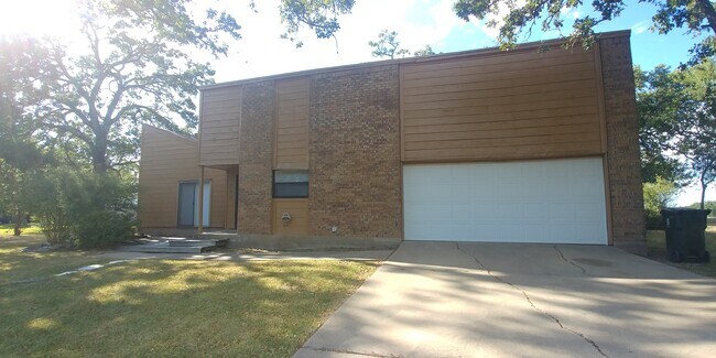 Building Photo - 1900 Pinewood Dr