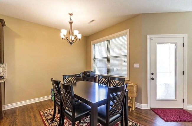 Building Photo - FANTASTIC HOME ON THE WEST SIDE! SCREENED-IN PORCH!