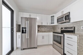 Building Photo - 2567 SW 21st Ave