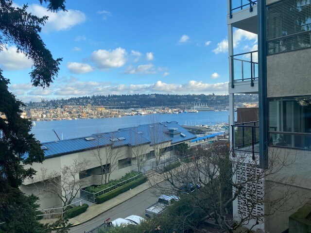 Photo - 2415 8th Ave N (Seattle, WA)