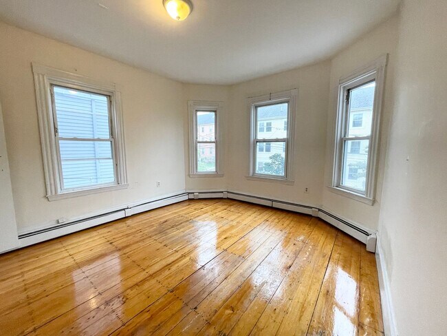 Foto del edificio - 4 Bedroom 6 min Walk from the Green Line