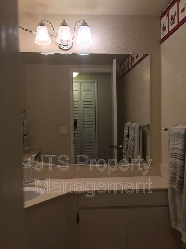 Building Photo - 6074 Vía Casitas