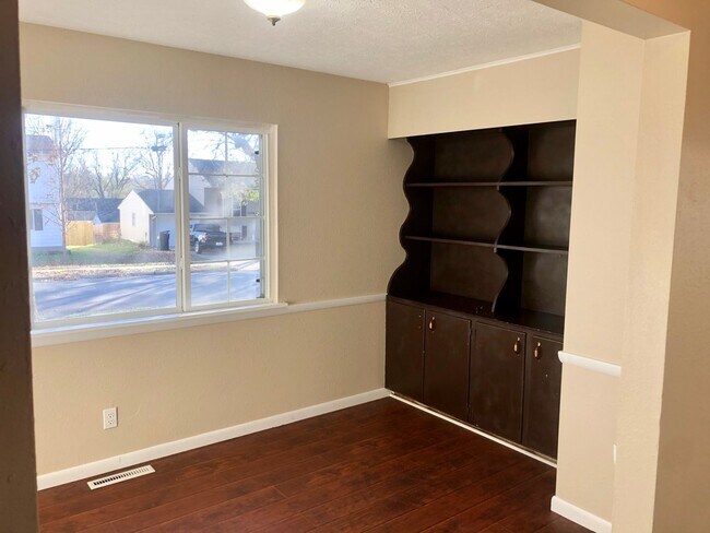 Foto del edificio - 3 bedroom 1.5 bathroom home Available Now